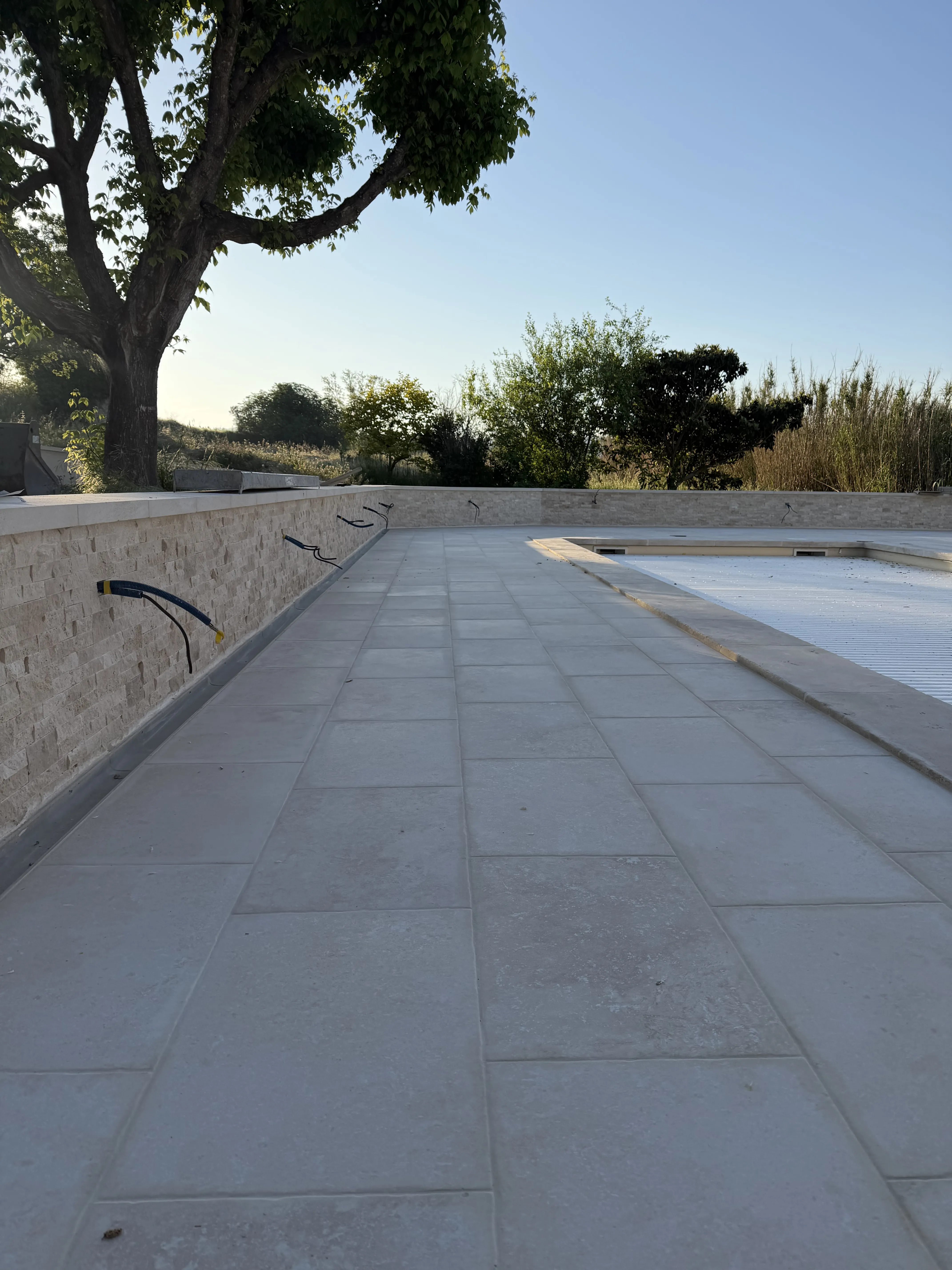 Creation terrasse dans le Vaucluse : beton, pierre ou carrelage, quelle solution choisir ?